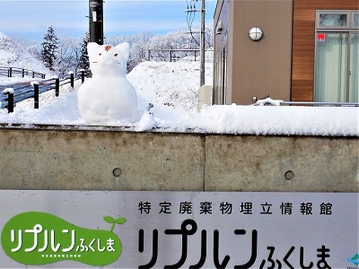 リプルンふくしまの館銘板の上に置かれた雪だるまの写真
