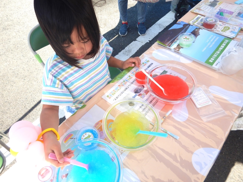 吸水性ポリマーで芳香剤を作る様子