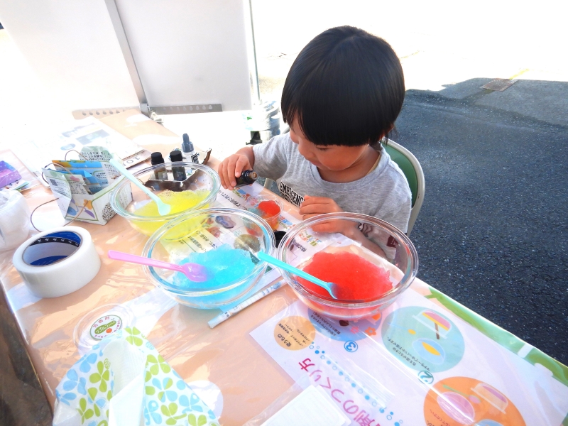 吸水性ポリマーで芳香剤を作る様子