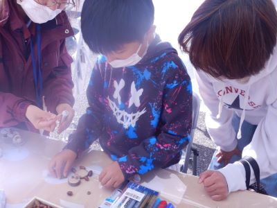 オブジェづくりをする子供たち