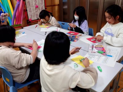 クリスマスカードを真剣に作る子どもたち