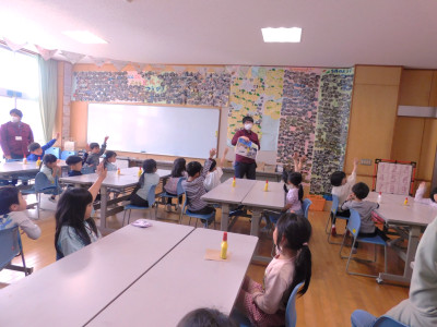 教室で説明を受ける子どもたち