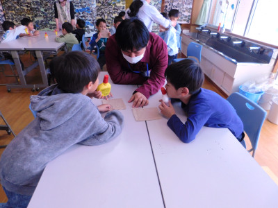 友達と相談する男の子たち