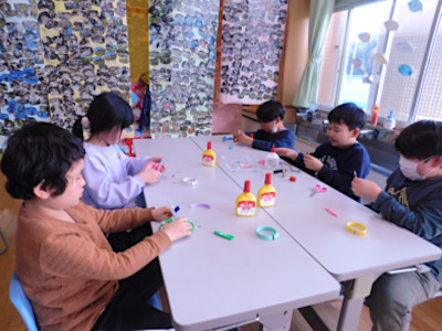 ボンドを使って工作する子どもたち