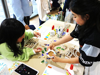 子ども達が工作を行っている様子