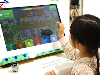 女の子がパネルを操作している様子