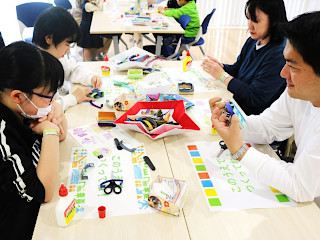 子ども達がハサミなどを用いて工作を行っている様子