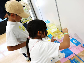 子ども達がリプルンの展示物に振れている様子