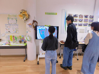 テレビが使われている期間中の展示を閲覧する様子