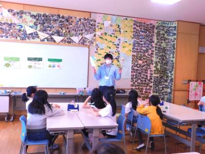 教室で説明を受ける子どもたち