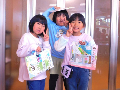 完成したバッグを見せている女の子たち