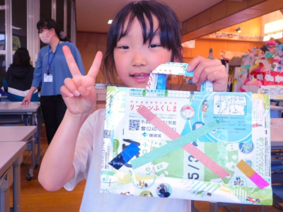 バッグを手に笑顔な女の子