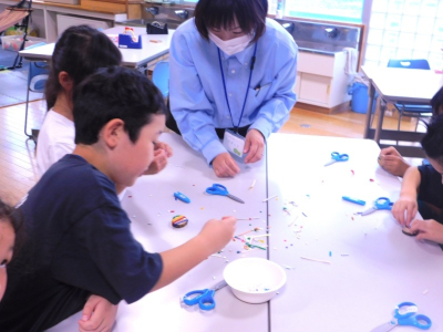 バッジを作る子どもたち