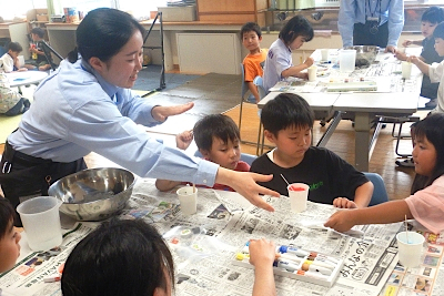 保冷剤づくりを行っている様子