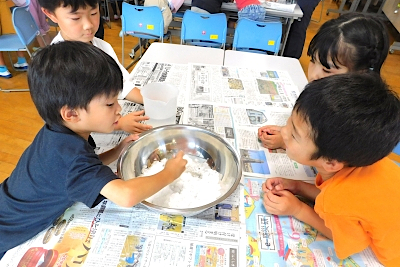 ベントナイトで止水実験を行っている様子