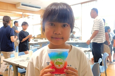 完成した保冷剤を持つ女の子