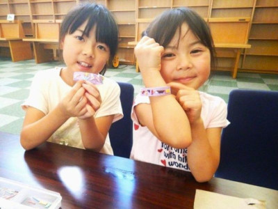 オリジナルのブレスレットを見せる女の子たち
