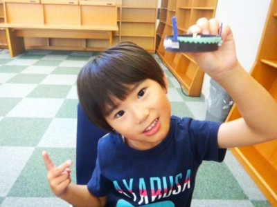 オリジナルのブレスレットを見せる男の子
