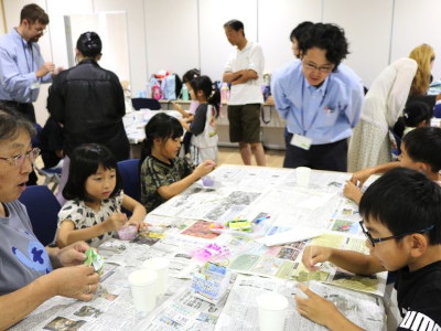 子供たちがスライムづくりをしている様子