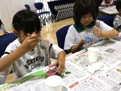 スライムを伸ばしている子供たちの様子