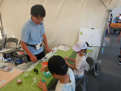 芳香剤作りを体験する少年と少女