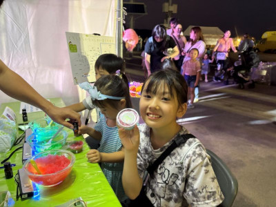芳香剤を掲げて写真に笑顔を向ける少女