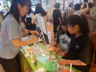 芳香剤を作成している様子