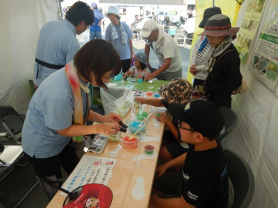 芳香剤作りの体験の様子