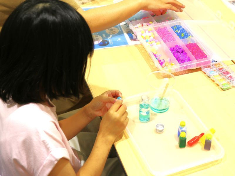 子供が工作をしている様子