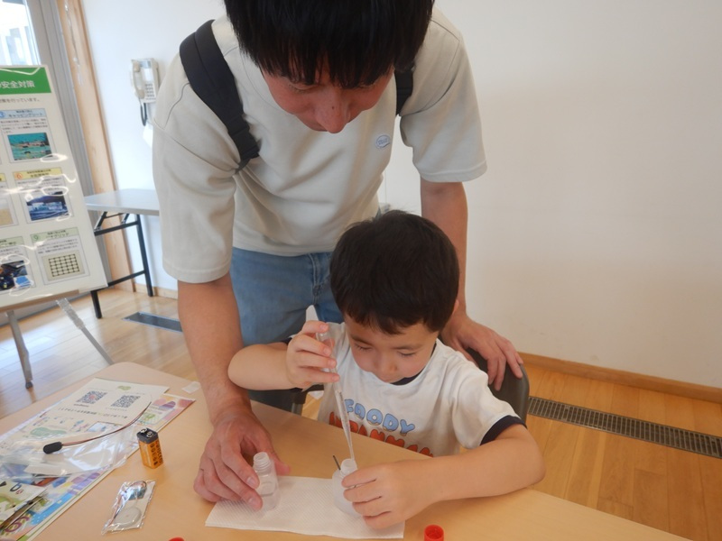 参加者が工作をしている様子