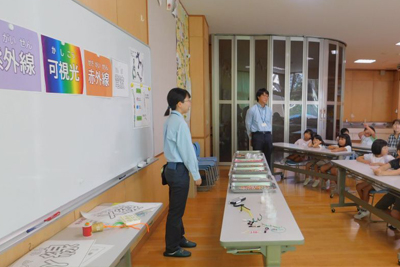 参加者が光の仲間について学んでいる様子