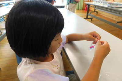 ブレスレットを作成している様子