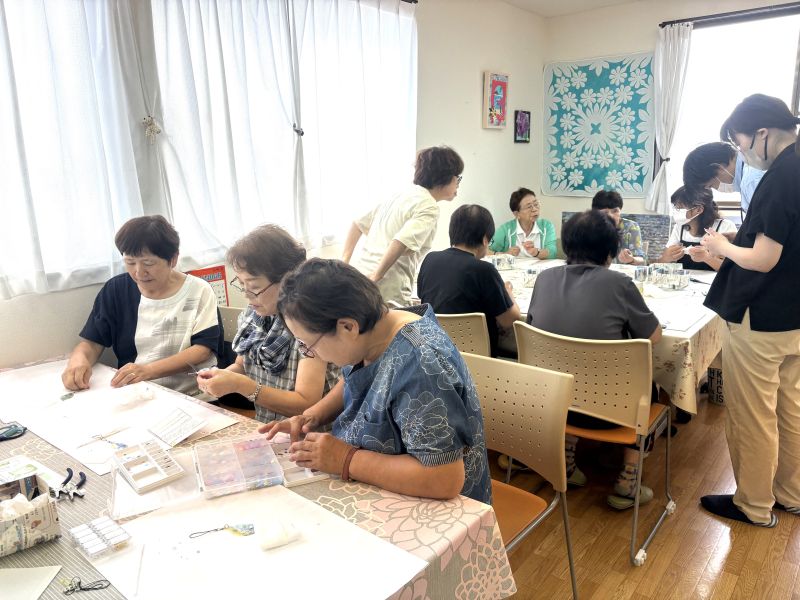 チャームを作成している様子