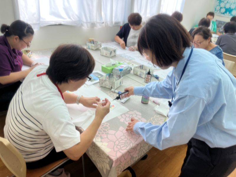チャームを作成している様子