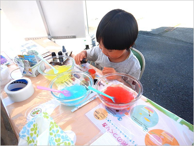 子供が芳香剤を作成している写真