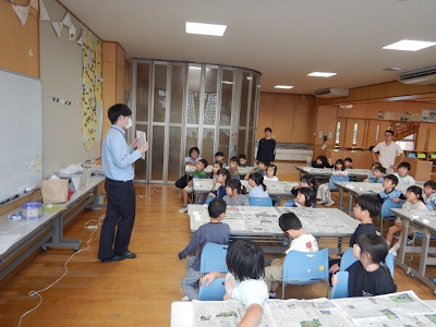ならはっ子教室の先生の話を聞く生徒の様子