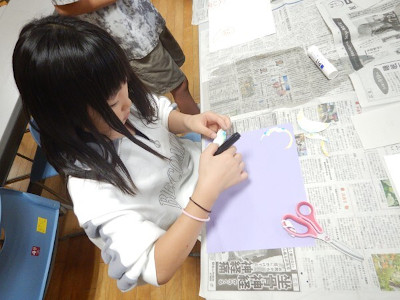ろ紙に書き込んでいる写真