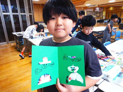 ハロウィンカードをこちらに向ける生徒の様子
