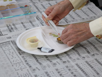 廃木材を使ったアクセサリー作りの様子