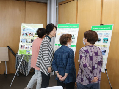 展示を見る参加者の様子