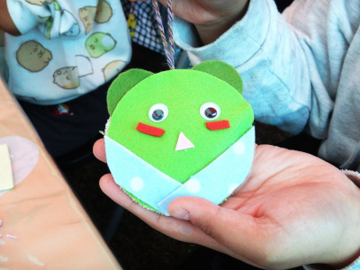 かわいい緑色のお耳のついた「においとり袋」の写真