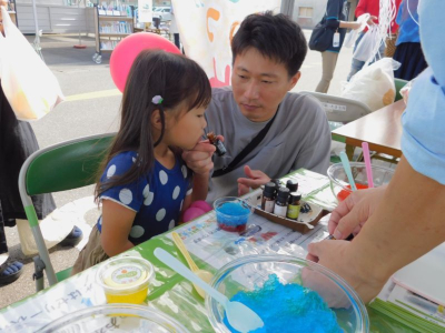 芳香剤づくりを体験する親子