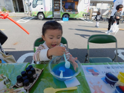 芳香剤をこねる少女の様子