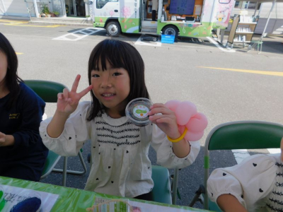 カラフルな芳香剤づくりを体験する2人の少年の様子