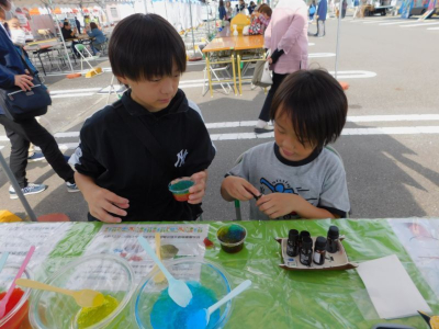 芳香剤を手に、こちらにピースをする参加者