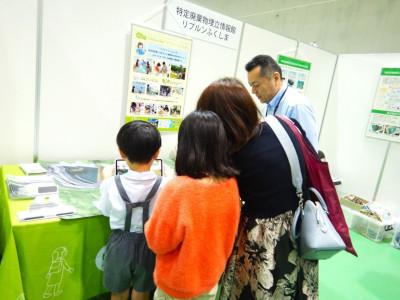 出展された展示物を見る来場者
