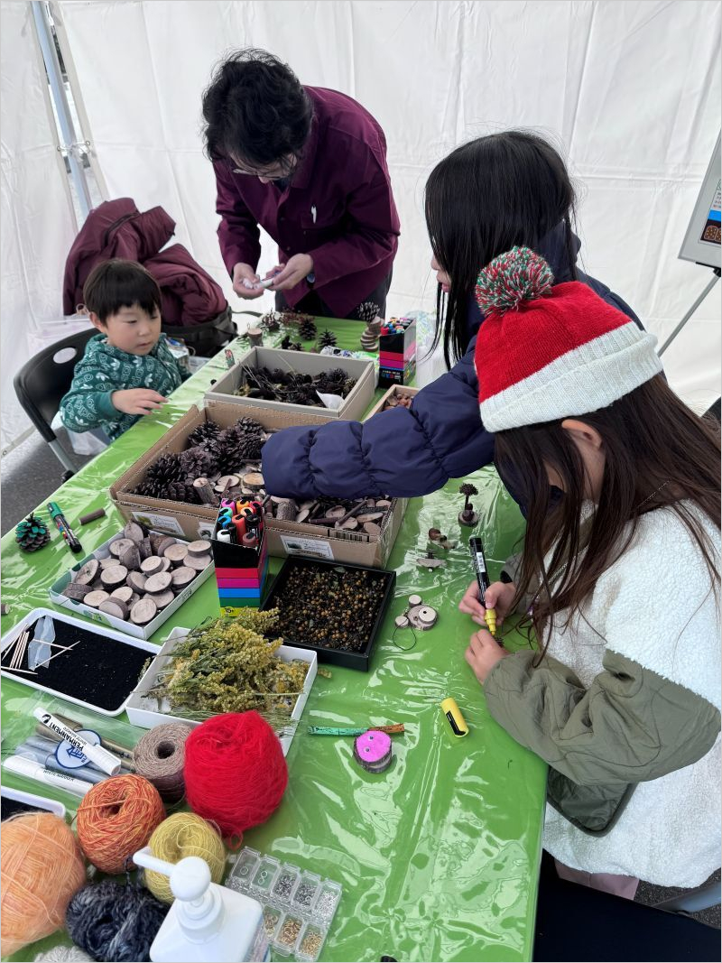 ストラップやブローチ、オブジェを作成している様子