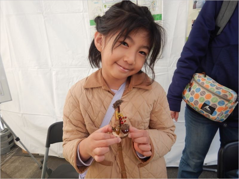 作成した作品を持った笑顔の少女