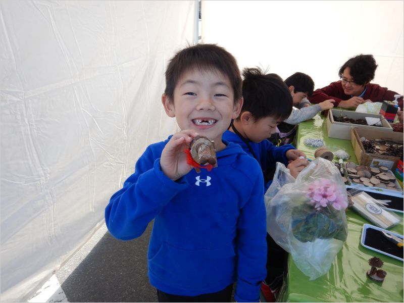 作成した作品を持った笑顔の少年