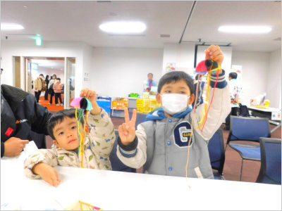 くらげのオーナメントを作成している様子